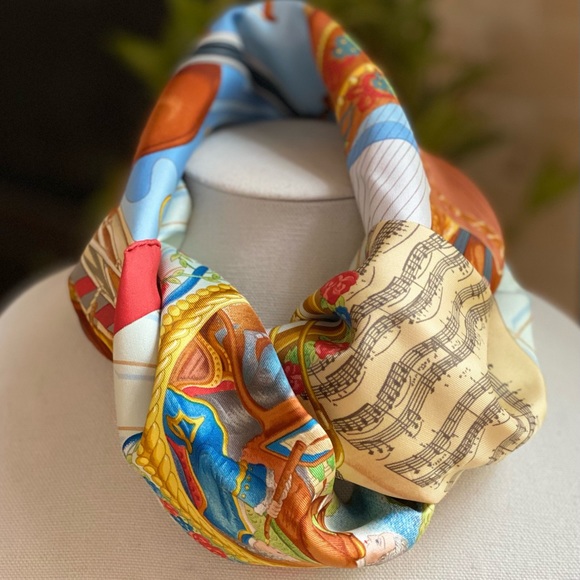 HERMÈS Hommage à Mozart Scarf 90 cm - Picture 2 of 10